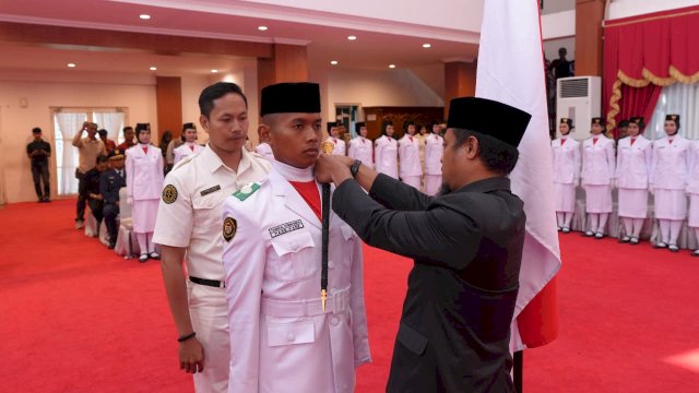Gubernur Sulawesi Selatan, Andi Sudirman Sulaiman, mengukuhkan sebanyak 73 orang Paskibraka Tingkat Provinsi Tahun 2025.
