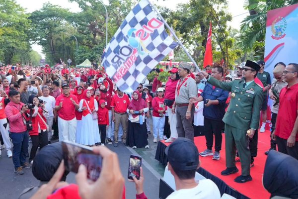 Gubernur Sulsel Lepas Puluhan Ribu Peserta Jalan Sehat dan Kirab Karnaval HUT ke-80 RI