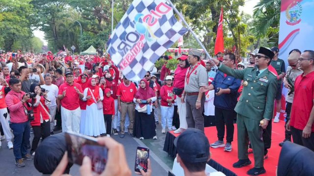 Gubernur Sulawesi Selatan, Andi Sudirman Sulaiman melepas Puluhan ribu peserta jalan sehat dan kirab karnaval yang dipusatkan di depan Rumah Jabatan Gubernur Sulsel.