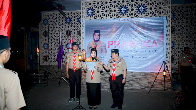 Wakil Gubernur Sulawesi Selatan yang juga Ketua Kwartir Cabang (Kwarcab) Kota Makassar, Fatmawati Rusdi, memimpin Upacara Ulang Janji Pramuka di Halaman Kantor Sekretariat Kwarcab Kota Makassar.