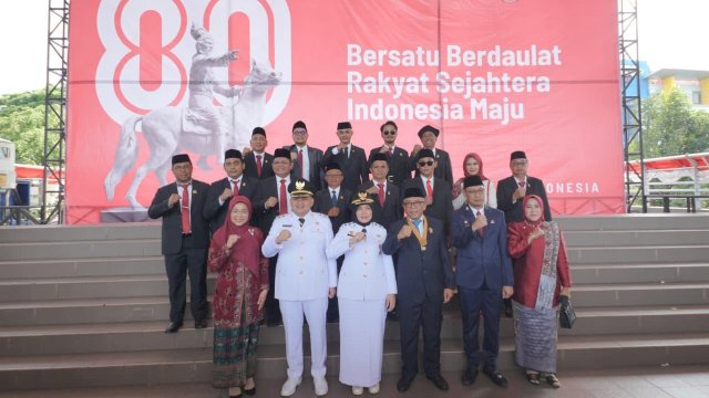 Upacara peringatan Hari Ulang Tahun (HUT) ke-80 Republik Indonesia di Lapangan Karebosi.