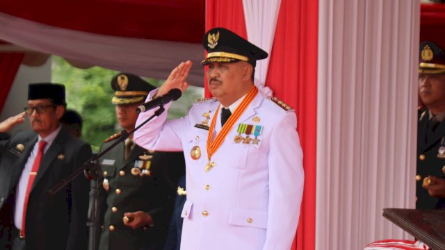 Bupati Pinrang H. A. Irwan Hamid, S.Sos bertindak selaku inspektur upacara.