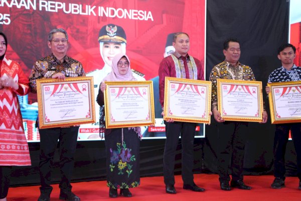 Bawaslu Sulsel Raih Penghargaan Pilkada Damai 2024 dari Gubernur