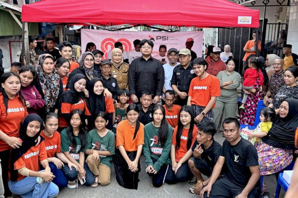 Ketua PSI Sulsel Muammar Gandi Berbaur dengan Warga di Perayaan HUT RI di Makassar