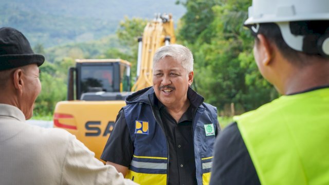 Bupati Pinrang H. A. Irwan Hamid, S.Sos kembali turun langsung ke lapangan untuk memastikan progres pembangunan infrastruktur jalan, jembatan, hingga fasilitas pendidikan.