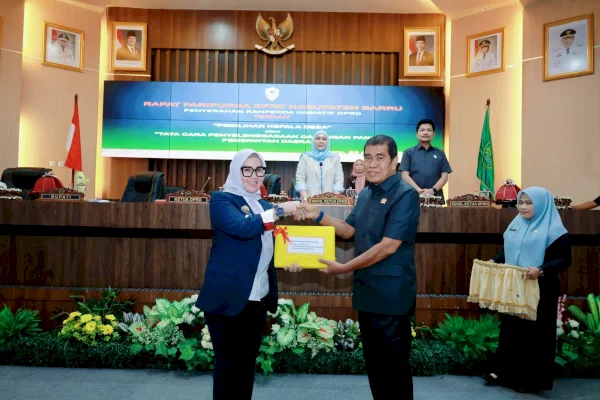 DPRD Barru Serahkan Dua Ranperda Inisiatif