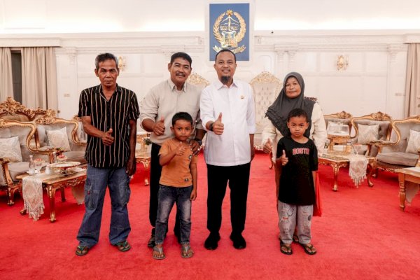 Viral Bocah Pemungut Sisa Kue di Gowa, Bahagia Dapat Hadiah dari Gubernur Sulsel