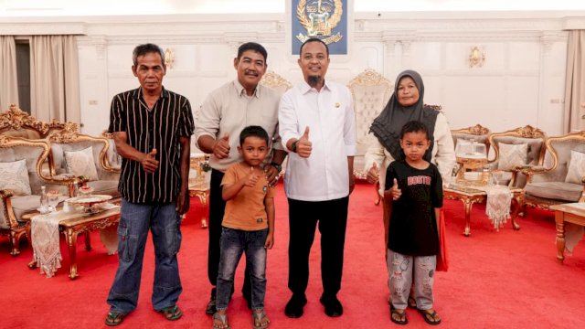 Gubernur Sulsel, Andi Sudirman Sulaiman, beri hadiah sepeda untuk Syamsul (7) dan Muh Aidil (7).