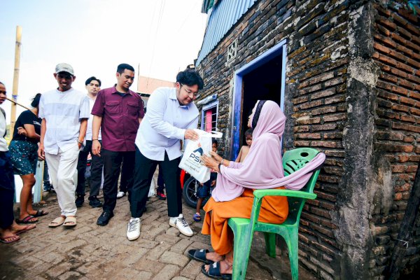 Ringankan Beban Warga, Ketua PSI Sulsel Muammar Gandi Sisir Pemukiman Bagi Sembako