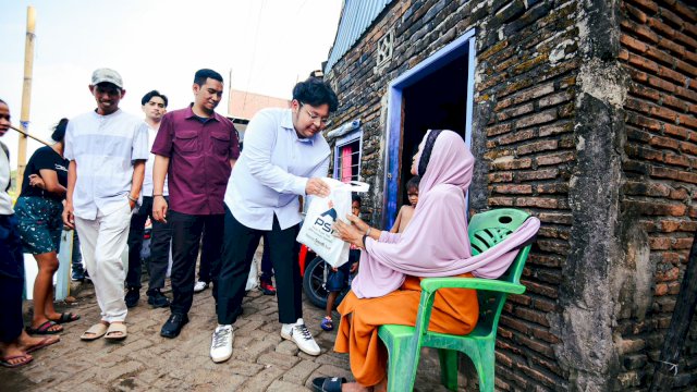 Ketua DPW PSI Sulsel, Muammar Gandi, melakukan aksi sosial Jumat Berkah dengan menyusuri warga yang tinggal di bantaran sungai Tallo.
