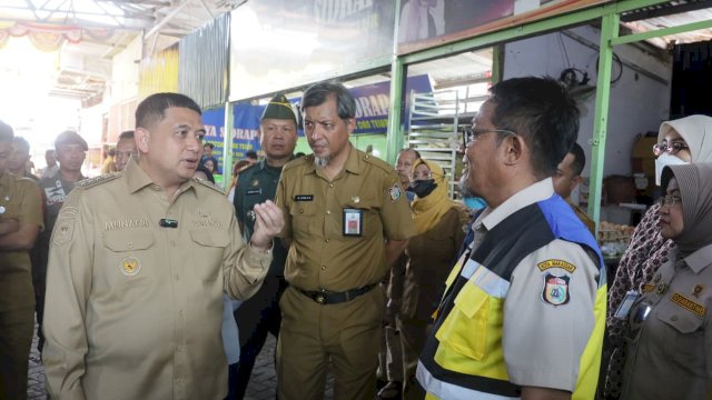 Wali Kota Makassar, Munafri Arifuddin, melakukan sidak sekaligus memimpin kegiatan pengawasan terpadu di Pasar Pabaeng-baeng.