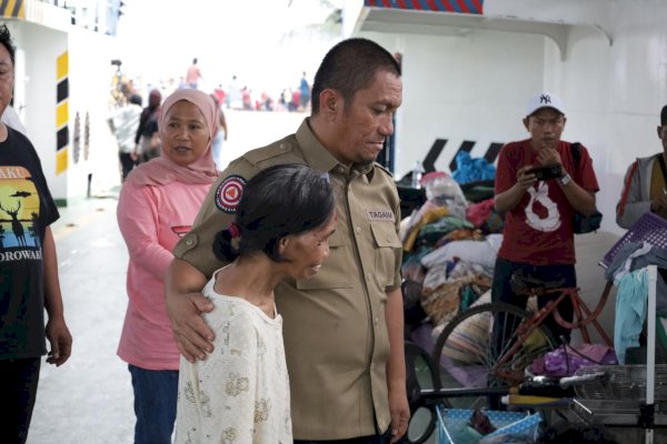 Kebakaran Hebat di Sorowako, Bupati Lutim Ibas Turun Langsung ke Lokasi, Beri Bantuan hingga Bantu Padamkan Api