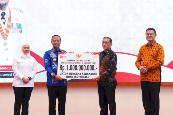 Gubernur Sulsel Andi Sudirman Serahkan Bantuan Rp1 Miliar untuk Korban Kebakaran di Sorowako Lutim