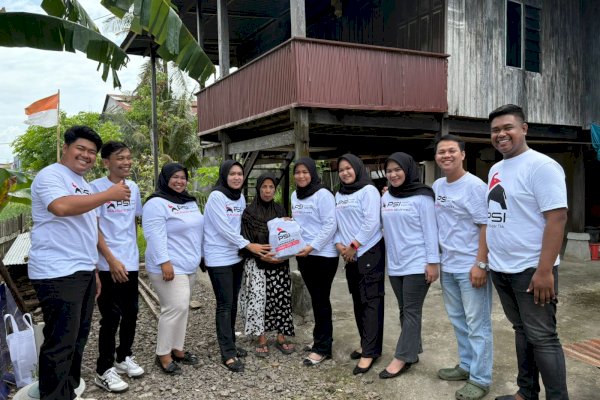 Jumat Berkah, Kader PSI Sulsel Keliling Rumah di Pinrang Berbagi Sembako