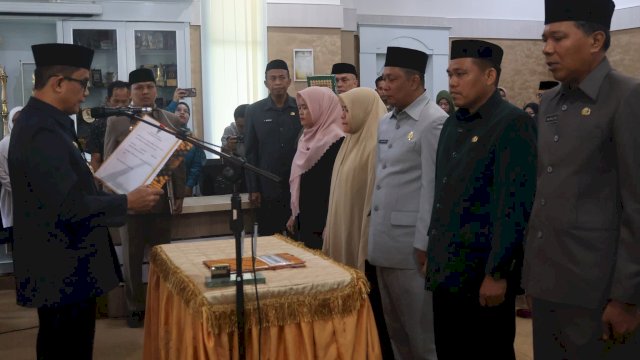 Wakil Bupati Pinrang, Sudirman Bungi, S.IP., M.Si., melantik dan mengambil sumpah lima pejabat lingkup Pemkab Pinrang.