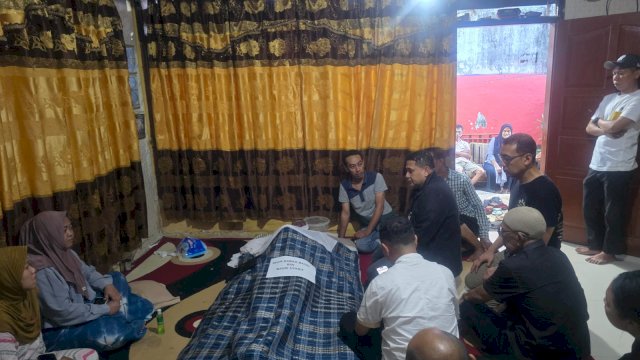 Wali Kota Makassar, Munafri Arifuddin, melayat langsung ke rumah duka salah satu pegawai Pemkot.