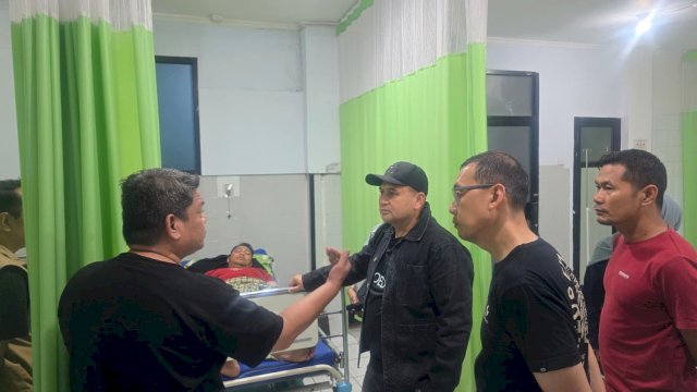 Wali Kota Makassar, Munafri Arifuddin, mengunjungi korban pegawai Pemerintah Kota (Pemkot) Makassar yang tengah dirawat di Rumah Sakit Grestelina