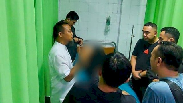 Gubernur Sulawesi Selatan Andi Sudirman Sulaiman membesuk korban kebakaran Gedung DPRD Kota Makassar.