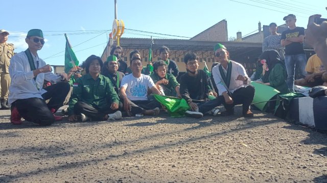 Bupati Sidrap, Syaharuddin Alrif, menemui massa aksi.