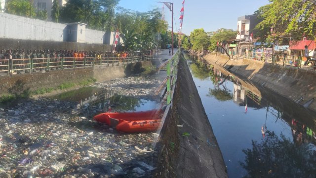 Potret Kanal Sirijala di Kecamatan Panakkukang, sebelum dan sesudah dibersihkan.
