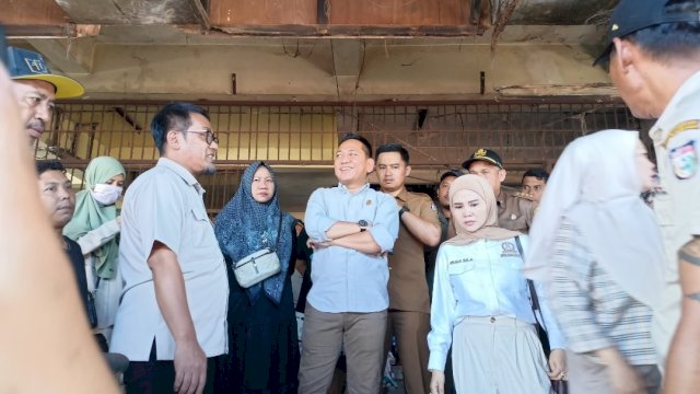 Pimpinan dan Anggota Komisi B DPRD Makassar meninjau gedung relokasi pedagang Jalan Sawi di Pasar Terong.