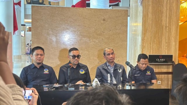 konferensi pers Wakil Ketua Komisi III DPR RI sekaligus Bendahara DPP NasDem Ahmad Sahroni, Anggota Komisi III DPR RI Rudianto Lallo dan Bupati Kolaka Timur, Abdul Azis.