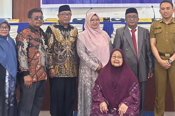 Bikin Bangga! Putra Asli Lekkong Raih Gelar Doktor, Kadisdik Enrekang Hadir Beri Selamat