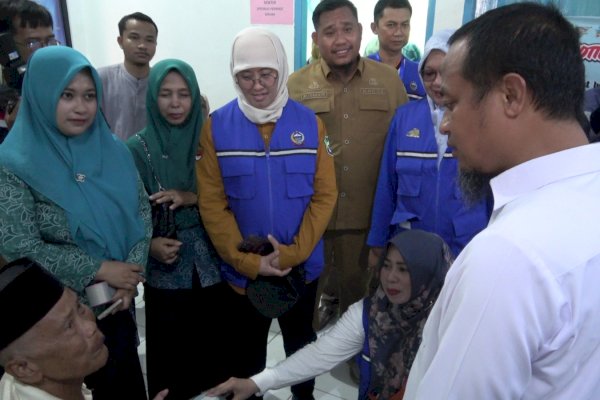 Gubernur Sulsel Andi Sudirman Pantau Pelayanan Kesehatan Bergerak di Pulau Sabutung Pangkep