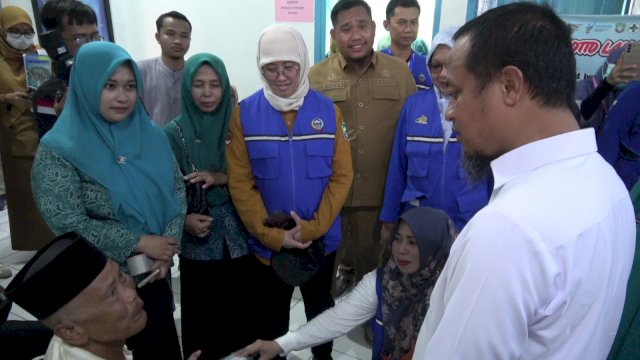 Gubernur Sulsel Andi Sudirman Pantau Pelayanan Kesehatan Bergerak di Pulau Sabutung Pangkep.