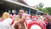 Bupati Chaidir Syam Bagikan 3.000 Bendera Merah Putih ke Warga Maros