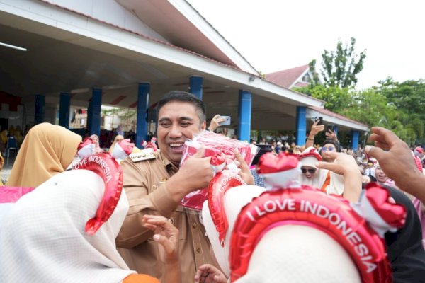 Bupati Chaidir Syam Bagikan 3.000 Bendera Merah Putih ke Warga Maros
