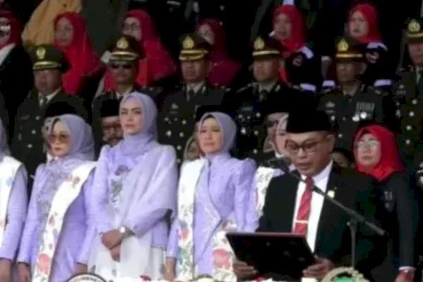 Ketua DPRD Pangkep Haris Gani Bacakan Teks Proklamasi pada Upacara Peringatan HUT ke-80 RI