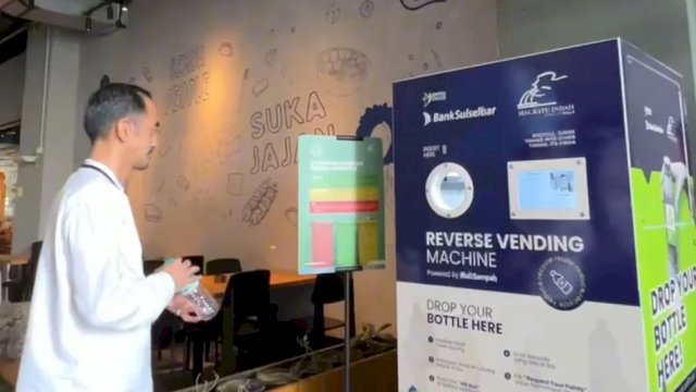 Bank Sulselbar Luncurkan Mesin Penukar Botol Plastik Menjadi Saldo E-Money, Dukungan Gerakan Lingkungan Bersih