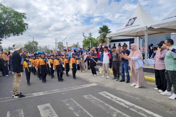 Bunda PAUD Suarni Suwardi Semangati Gerak Jalan Balita dan SD Se-Kecamatan Lalabata