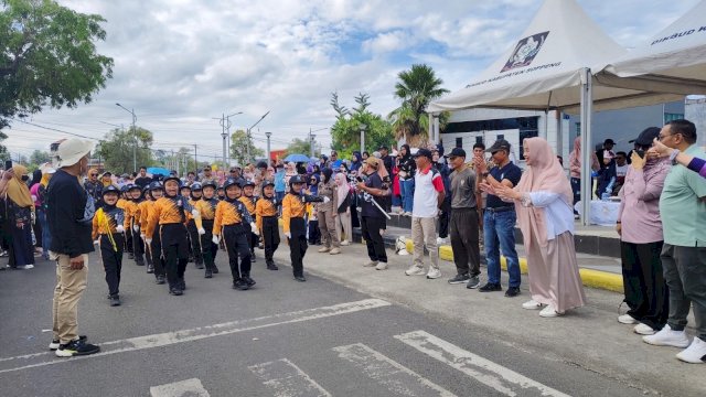 Bunda PAUD Suarni Suwardi Semangati Gerak Jalan Balita dan SD Se-Kecamatan Lalabata.