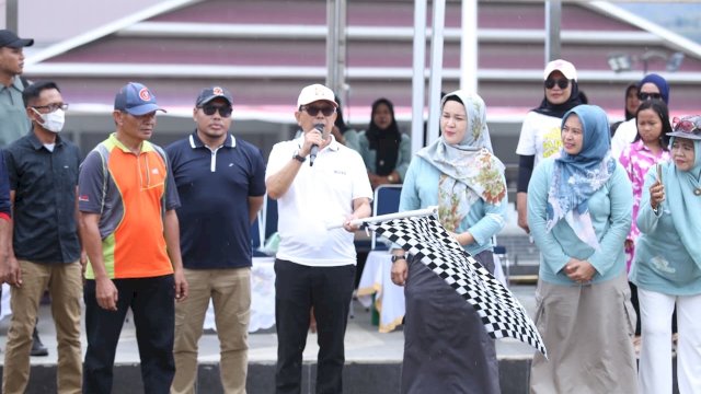 Bupati Soppeng, H. Suwardi Haseng, SE, menghadiri acara Gerak Jalan Gabungan Kelompok Tani (Gapoktan) se-Kabupaten Soppeng.