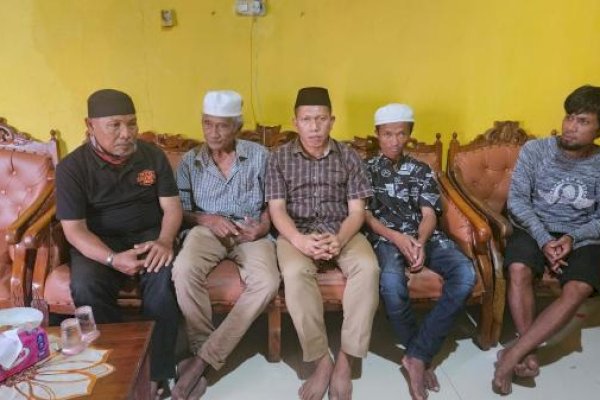 Anggota DPRD Pangkep Rahmat Kunjungi Kru Kapal KM Mutma Jaya 03 yang Selamat dari Tragedi Laut