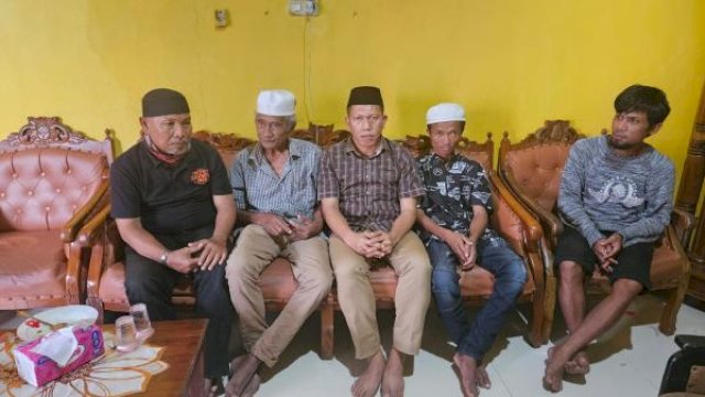 Anggota DPRD Pangkep Rahmat Kunjungi Kru Kapal KM Mutma Jaya 03 yang Selamat dari Tragedi Laut.