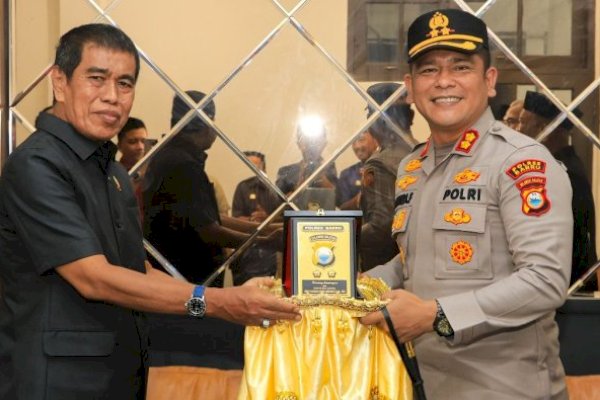 Perkuat Sinergi Lintas Lembaga, Kapolres Barru Jalin Silaturahmi dengan Ketua DPRD-Bahas soal Keamanan