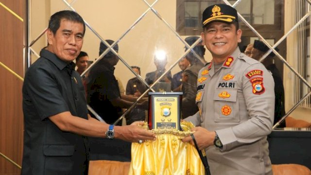 Perkuat Sinergi Lintas Lembaga, Kapolres Barru Jalin Silaturahmi dengan Ketua DPRD-Bahas soal Keamanan