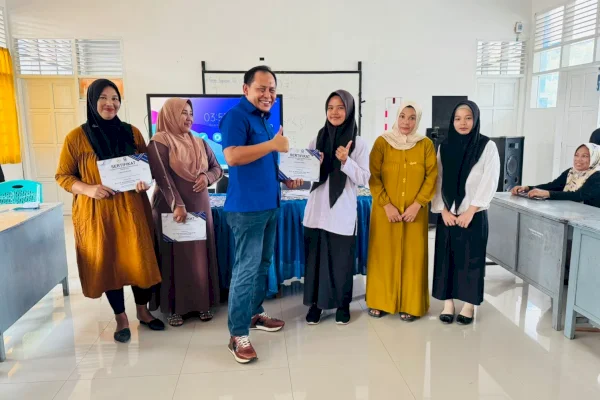 Ketua Fraksi PAN DPRD Pangkep Abdul Rauf Serahkan Beasiswa Aspirasi