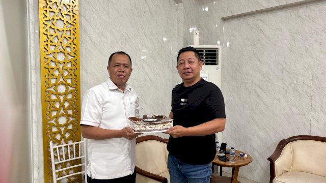 Ketua Fraksi NasDem DPRD Sulsel Muh Sadar Ultah ke-55 Tahun, Dapat Kejutan dari Rusdi Masse