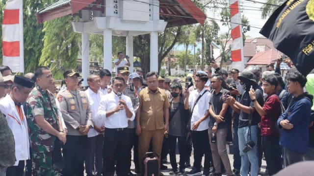 Bupati Sidrap, Syaharuddin Alrif turun mendampingi aksi unjuk rasa aliansi mahasiswa dan masyarakat di kantor DPRD Sidrap.