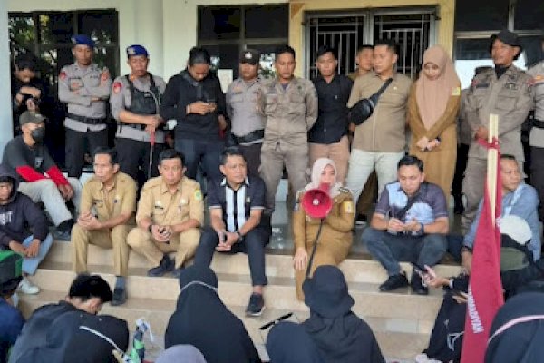 Bupati Ratnawati Penuhi Janji, Dialog Damai di Depan Kantor DPRD Sinjai
