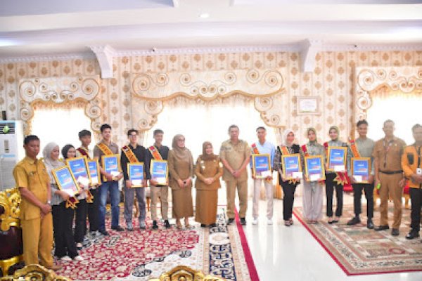 Bupati Sinjai Serahkan Penghargaan Duta Wisata dan Lepas Wakil ke Tingkat Provinsi