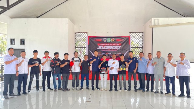 Bupati Sidrap, Syaharuddin Alrif, secara resmi melepas kontingen atlet cabang balap motor.