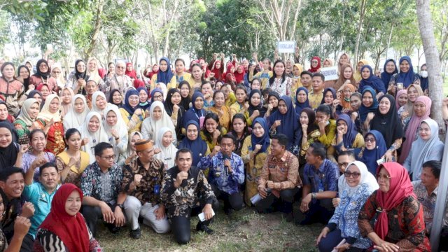 Bupati Sidrap, Syaharuddin Alrif, menandatangani SK tenaga sukarela database Dinas Kesehatan dan puskesmas se-Kabupaten Sidrap.