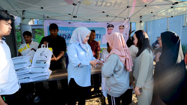 Wagub Sulsel Fatmawati Rusdi, hadir langsung menyalurkan beras murah ke Warga.