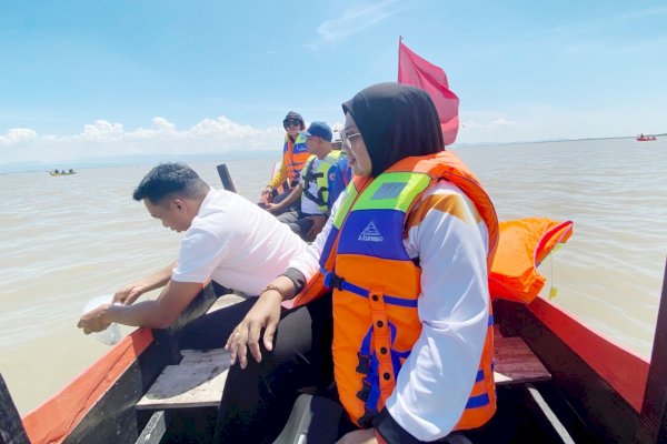 Bupati-Wabup Sidrap Lepas 20 Ribu Benih Ikan di Festival Danau Sidenreng 2025