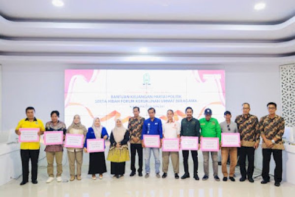 Bupati Sinjai Serahkan Bantuan Keuangan Parpol dan Hibah FKUB Tahun Anggaran 2025